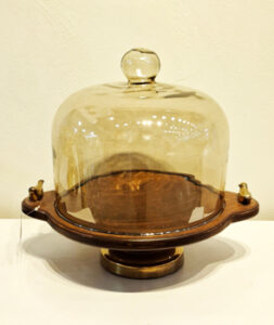 کیک-خوری-پایه-فلزی-طلایی-و-بدنه-چوبی-و-درب-شیشه-ای-طرح-گنجشک