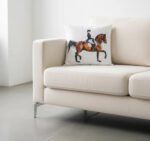 کوسن-سفید-طرح-اسب-قهوه-ای