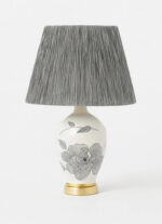 آباژور-رومیزی-سرامیکی-سفید-با-طرح-گل-مشکی-و-پایه-طلایی