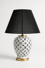 آباژور-رومیزی-پایه‌ی-سرامیکی-سفید-و-الگوی-مونوگرام-مشکی-و-شید-مشکی