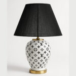 آباژور-رومیزی-پایه‌ی-سرامیکی-سفید-و-الگوی-مونوگرام-مشکی-و-شید-مشکی-200