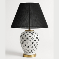 آباژور-رومیزی-پایه‌ی-سرامیکی-سفید-و-الگوی-مونوگرام-مشکی-و-شید-مشکی-200