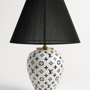 آباژور-رومیزی-پایه‌ی-سرامیکی-سفید-و-الگوی-مونوگرام-مشکی-و-شید-مشکی