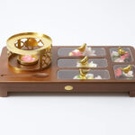 ست-سرو-چای-شیشه‌ای-و-طلایی-با-سینی-چوبی