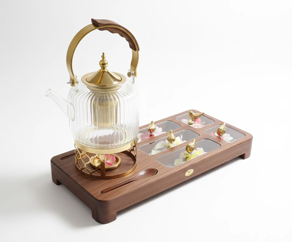 ست-سرو-چای-شیشه‌ای-و-طلایی-با-سینی-چوبی-2