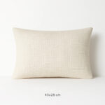 کوسن-مستطیلی-بافت-کرم-طرح-شبکه‌ای-ریز