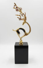 گوزن-طلایی-براق-با-شاخه‌های-گل‌دار،-پایه-مکعبی-مشک