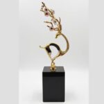 گوزن-طلایی-براق-با-شاخه‌های-گل‌دار،-پایه-مکعبی-مشکی-200