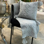 ست-شال-مبل-و-کوسن-بافت-هندسی-طوسی-روشن-2