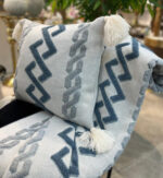 شال-مبل-و-کوسن-بافت‌دار-طرح-هندسی-طوسی-آبی-(1)