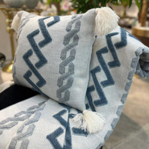 شال-مبل-و-کوسن-بافت‌دار-طرح-هندسی-طوسی-آبی-(1)