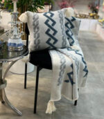 شال-مبل-و-کوسن-بافت‌دار-طرح-هندسی-طوسی-آبی-(2)