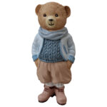 مجسمه-دکوری-خرس-لباس‌دار-با-پلیور-بافت-آبی-و-شال-گردن