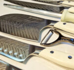 ست-چاقو-آشپزخانه-لایف-اسمایل-استند-دار-سفید-مرمری-با-تیغه-استیل-(3)