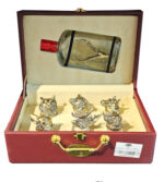 جعبه-چرم-زرشکی-با-6-عدد-جام-با-بطری-داخل-درب-برنز-(1)