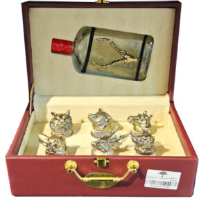 جعبه-چرم-زرشکی-با-6-عدد-جام-با-بطری-داخل-درب-برنز-(1)