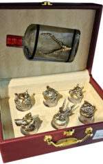 جعبه-چرم-زرشکی-با-6-عدد-جام-با-بطری-داخل-درب-برنز-(2)