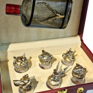 جعبه-چرم-زرشکی-با-6-عدد-جام-با-بطری-داخل-درب-برنز-(2)