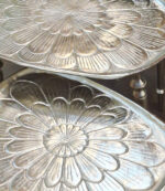 میز-عسلی-سه‌-تکه-لبه-دار-طرح-گل-نقره-ای-2