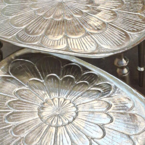 میز-عسلی-سه‌-تکه-لبه-دار-طرح-گل-نقره-ای-2