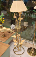 میز کنار مبلی و سالنی لوکس طرح شاخه گل شیپوری با رویه شیشه دودی و پایه طلایی .N - تصویر 5