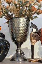 گلدان دکوری پایه‌دار استیل طرح چکشی پولکی رنگ دودی .M - تصویر 3
